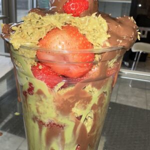 Dubai strawberry dark chocolate cup 16 oz