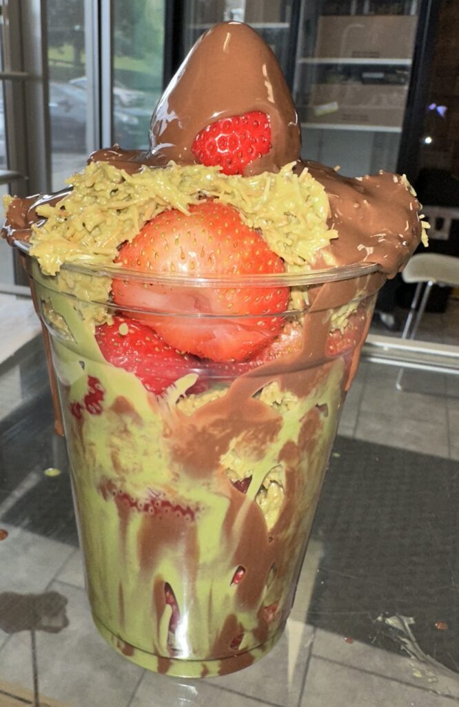 Dubai strawberry dark chocolate cup 16 oz